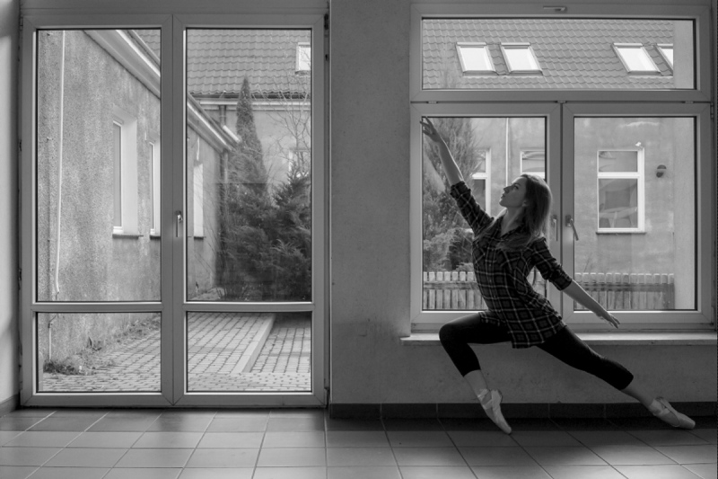2015 ZIELONA GORA Ania Szafran baletnica w miescie ballerina project tancerka balet ballerina window okno baletnica w oknie okna instytut sztuk wizualnych UZ FOT. PAWEL JANCZARUK / WueF