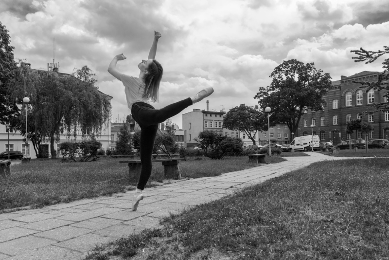 2016 ZIELONA GORA Ania Szafran baletnica w miescie ballerina project tancerka balet kolo sadu plac slowianski FOT. PAWEL JANCZARUK / WueF