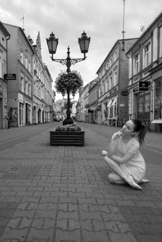 2016 ZIELONA GORA Ania Szafran baletnica w miescie ballerina project tancerka balet deptak ul kupiecka FOT. PAWEL JANCZARUK / WueF