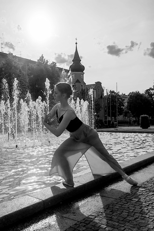 2016 ZIELONA GORA Ania Szafran baletnica w miescie ballerina project tancerka balet plac bohaterow fontanna FOT. PAWEL JANCZARUK / WueF