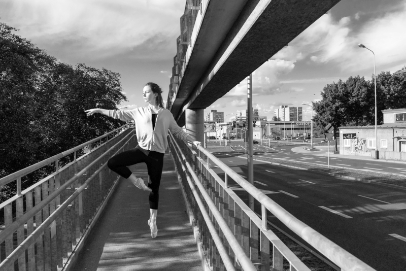 2016 ZIELONA GORA Ania Szafran baletnica w miescie ballerina project tancerka balet carrefour wiadukt fot pawel janczaruk