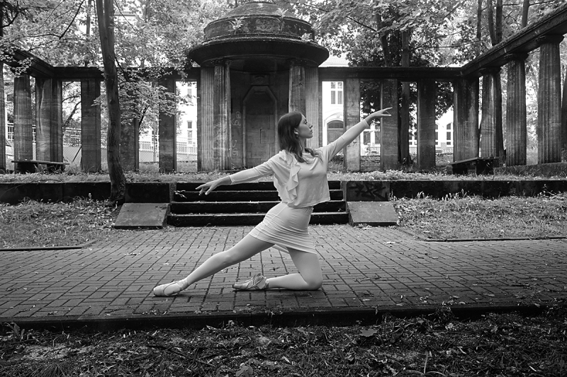 2017 ZIELONA GORA Ania Szafran baletnica w miescie ballerina project tancerka balet park tysiaclecia millenium park groboiwec beuchelta fot pawel janczaruk