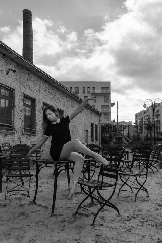 2017 ZIELONA GORA Ania Szafran baletnica w miescie ballerina project tancerka balet ul fabryczna fundacja salony fot pawel janczaruk