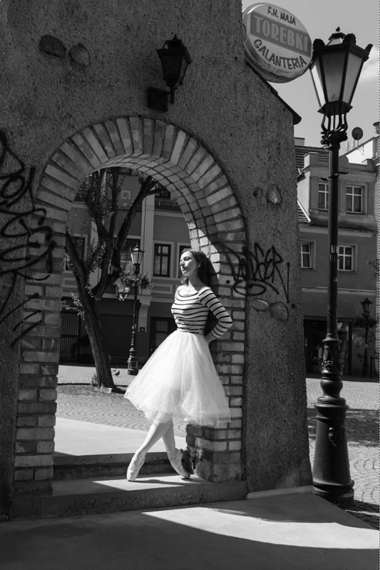 2017 ZIELONA GORA Ania Szafran baletnica w miescie ballerina project tancerka balet deptak ratusz pko FOT. PAWEL JANCZARUK / WueF