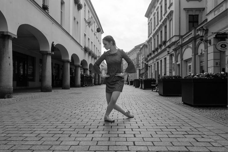 2017 ZIELONA GORA Ania Szafran baletnica w miescie ballerina project tancerka balet filary FOT. PAWEL JANCZARUK