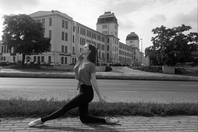 2017 ZIELONA GORA Ania Szafran baletnica w miescie ballerina project tancerka balet focus park focus mall fot. pawel janczaruk