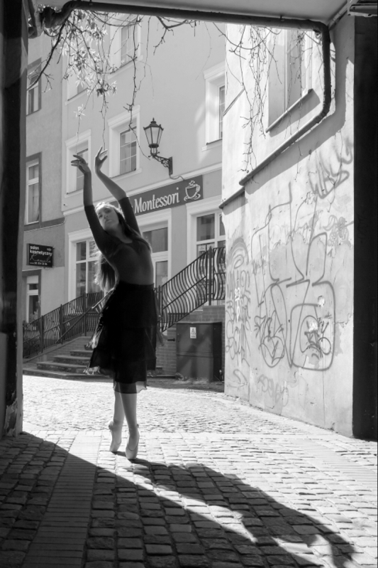 2018 ZIELONA GORA Ola Dudziak baletnica w miescie ballet ballerina project tancerka balet ballerina n the city deptak zaulek FOT. PAWEL JANCZARUK