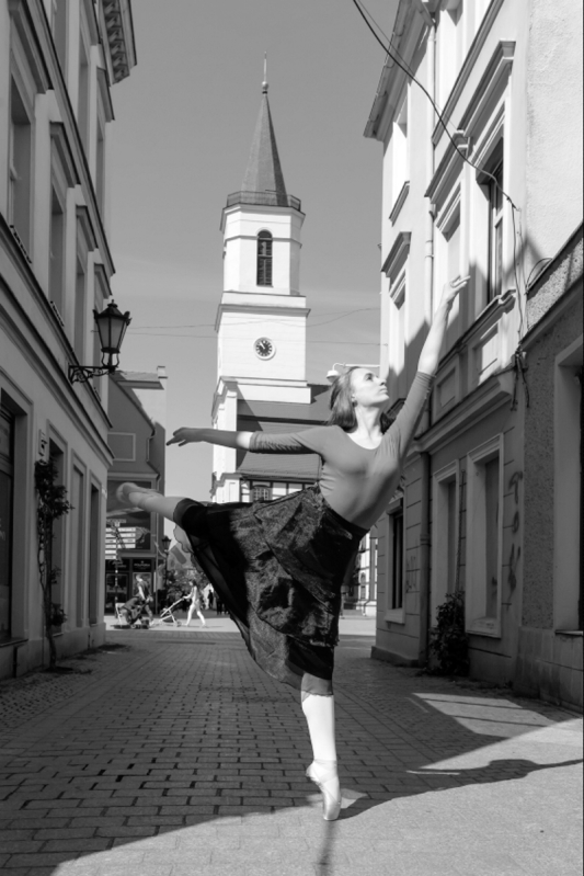 2018 ZIELONA GORA Ola Dudziak baletnica w miescie ballet ballerina project tancerka balet ballerina in the city deptak zaulek kosciol FOT. PAWEL JANCZARUK
