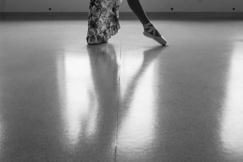 2019 ZIELONA GORA baletnica w miescie baletnica w oknie backstage Amela Kozlowska centrum przyrodnicze FOT. PAWEL JANCZARUK