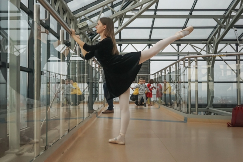 2020 ZIELONA GORA baletnica w miescie baletnica w oknie backstage hania bartczak palmiarnia FOT. PAWEL JANCZARUK / WueF
