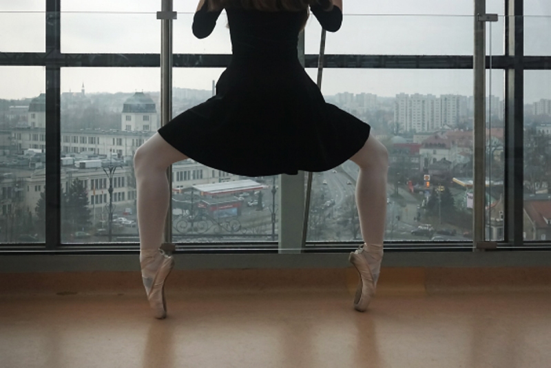 2020 ZIELONA GORA baletnica w miescie baletnica w oknie backstage hania bartczak palmiarnia FOT. PAWEL JANCZARUK / WueF