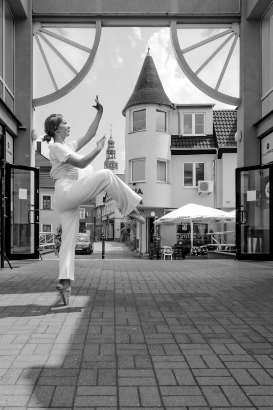 2020 ZIELONA GORA Ola Dudziak baletnica w miescie baletnica w oknie baletnica na ulicy ballerina in the street ballet ballerina project tancerka balet ballerina in the city kolo sadu meteor zaulek FOT. PAWEL JANCZARUK