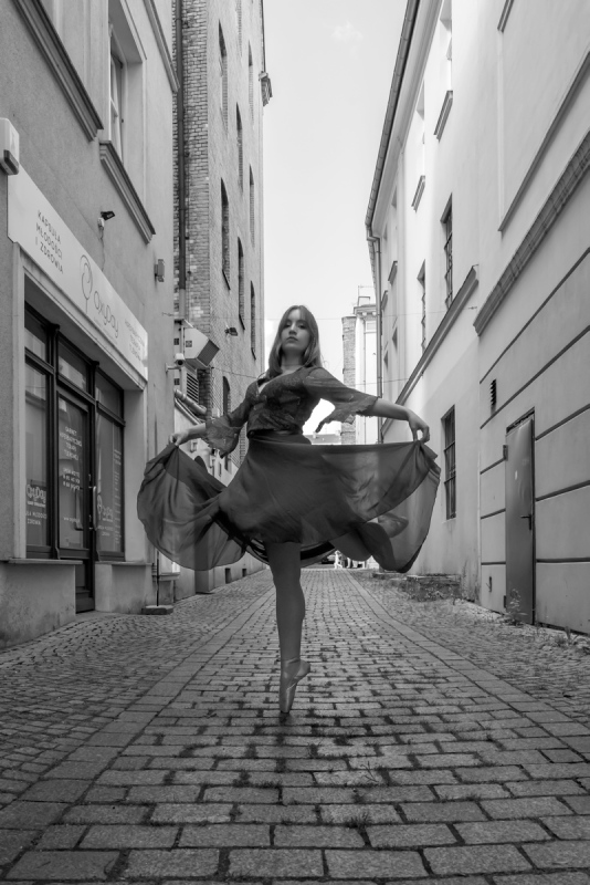 2020 ZIELONA GORA Ola Dudziak baletnica w miescie baletnica w oknie baletnica na ulicy ballerina in the street ballet ballerina project tancerka balet ballerina in the city deptak zaulek kosciol mbcz FOT. PAWEL JANCZARUK