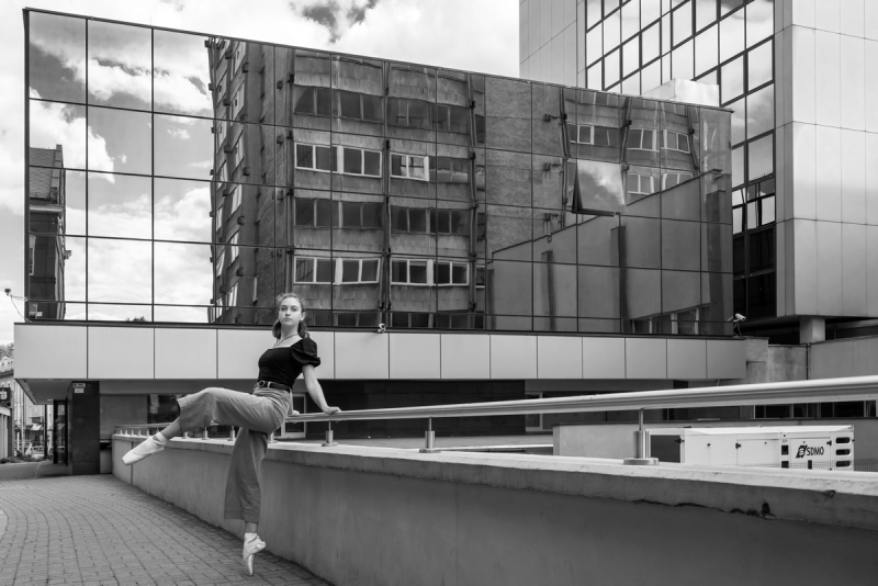 2020 ZIELONA GORA baletnice baletnica w miescie baletnica w oknie baletnica na ulicy ballerina in the street ballet ballerina project tancerka balet ballerina in the city Amela Kozlowska ul chopina nafta FOT. PAWEL JANCZARUK / WueF