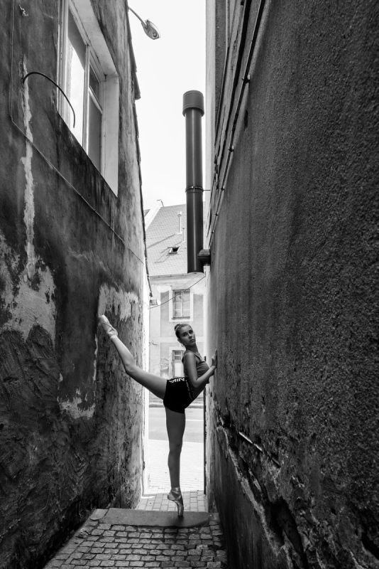 2021 ZIELONA GORA baletnice baletnica w miescie baletnica w oknie baletnica na ulicy ballerina in the street ballet ballerina project tancerka balet ballerina in the city kozuchowska zaulek wiadukt zielona strzala Olivia Schneider FOT. PAWEL JANCZARUK / WueF 