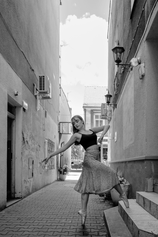 2021 ZIELONA GORA Ola Dudziak baletnica w miescie baletnica w oknie baletnica na ulicy ballerina in the street ballet ballerina project tancerka balet ballerina in the city kupiecka zaulki FOT. PAWEL JANCZARUK / WueF