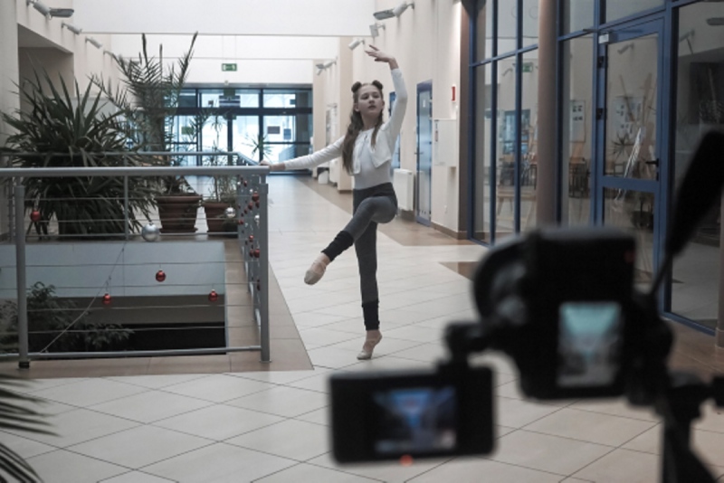 2021 ZIELONA GORA baletnica w miescie baletnica w oknie backstage uniwersytet zielonogorski wydzial biologiii nataszka wozniak FOT. PAWEL JANCZARUK / WueF 