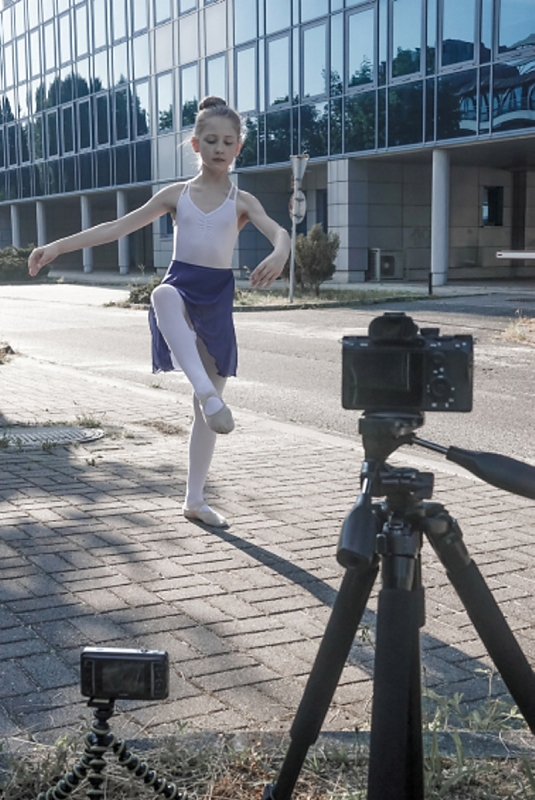 2021 ZIELONA GORA baletnica w miescie baletnica w oknie backstage nataszka wozniak uz campus a FOT. PAWEL JANCZARUK / WueF