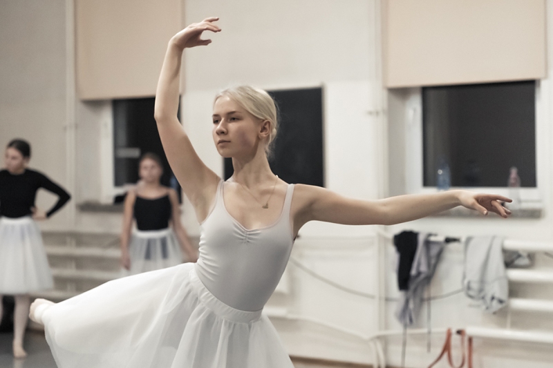 2021 ZIELONA GORA baletnica w miescie baletnica w oknie backstage soa proba prowadzenie aniela anna sidlo FOT. PAWEL JANCZARUK / WueF