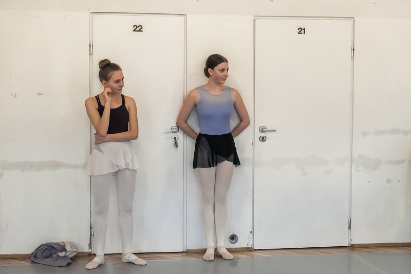 2021 ZIELONA GORA baletnica w miescie baletnica w oknie soa proba coppelia zajecia baletowe prowadzaca aniela sidlo FOT. PAWEL JANCZARUK / WueF