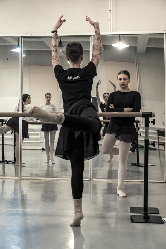 2023 ZIELONA GORA baletnica w miescie baletnica w oknie backstage ania szafran anna szafran mazowsze lekcja baletu FOT. PAWEL JANCZARUK / WueF