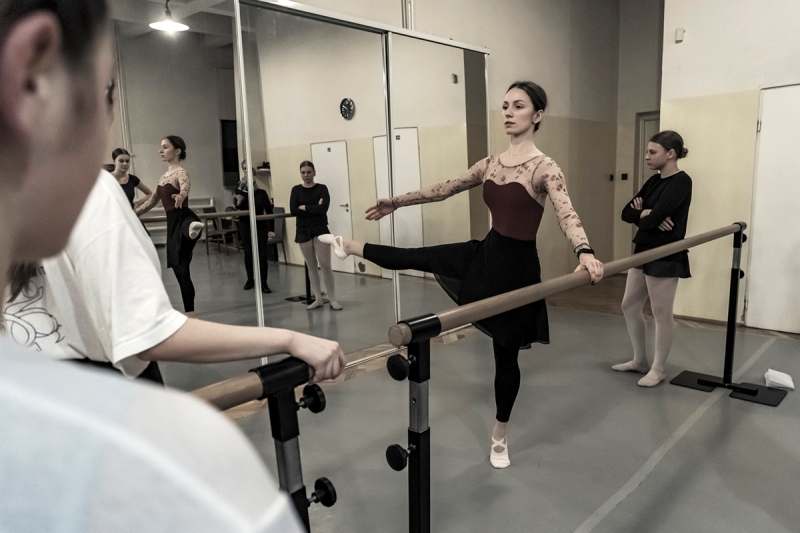 2023 ZIELONA GORA baletnica w miescie baletnica w oknie backstage ania szafran anna szafran mazowsze lekcja baletu FOT. PAWEL JANCZARUK / WueF