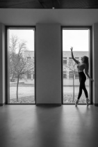 2023 ZIELONA GORA baletnice baletnica w miescie baletnica w oknie ballet ballerina project tancerka balet ballerina in the window Olivia Oliwia Szchneider biblioteka uniwersytecka uniwersytet zielonogorski FOT. PAWEL JANCZARUK / WueF